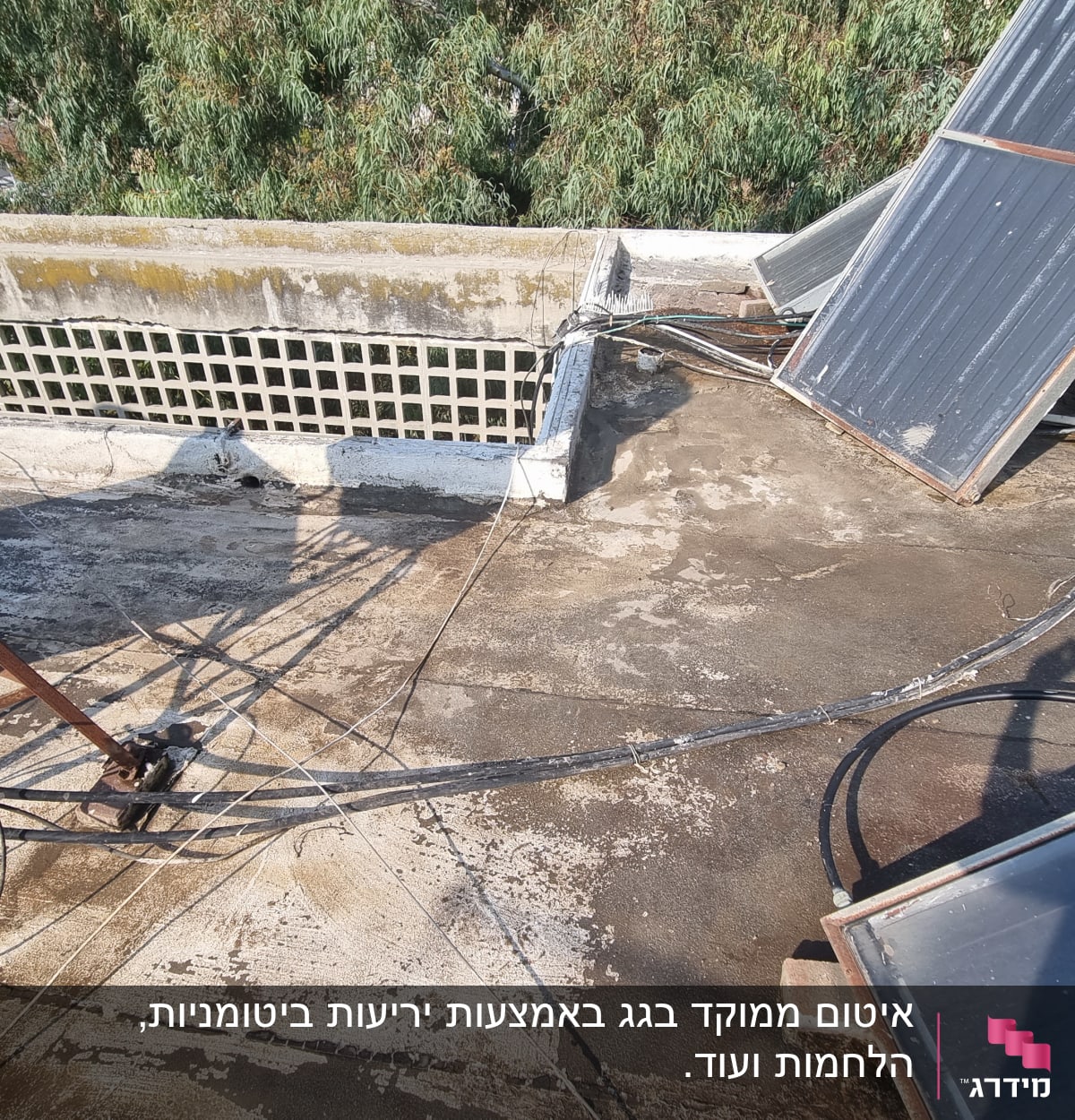 גג עם לוחות סולאריים וכבלים חשמליים